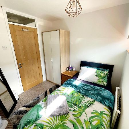 Appartement 5Min Drive To Luton Airport, 2 Train Stations & Motorway - Free Parking - Late Check Out 11Am - Quiet & Peaceful Location With A Relaxing Garden - Only 25Min Drive To North London - Free Wifi Extérieur photo