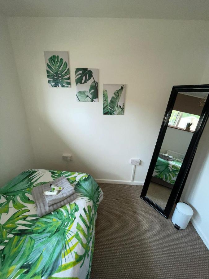 Appartement 5Min Drive To Luton Airport, 2 Train Stations & Motorway - Free Parking - Late Check Out 11Am - Quiet & Peaceful Location With A Relaxing Garden - Only 25Min Drive To North London - Free Wifi Extérieur photo