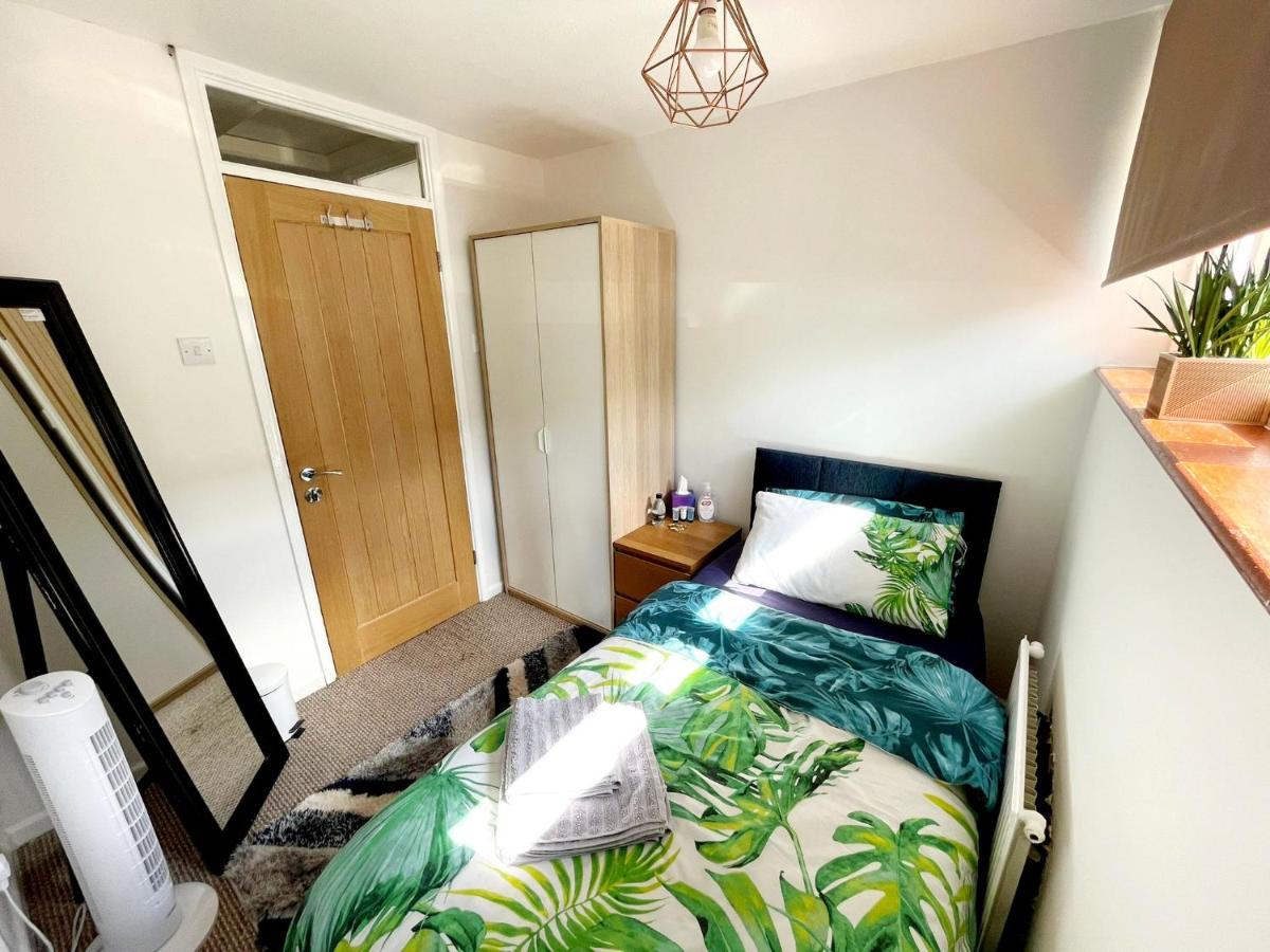 Appartement 5Min Drive To Luton Airport, 2 Train Stations & Motorway - Free Parking - Late Check Out 11Am - Quiet & Peaceful Location With A Relaxing Garden - Only 25Min Drive To North London - Free Wifi Extérieur photo
