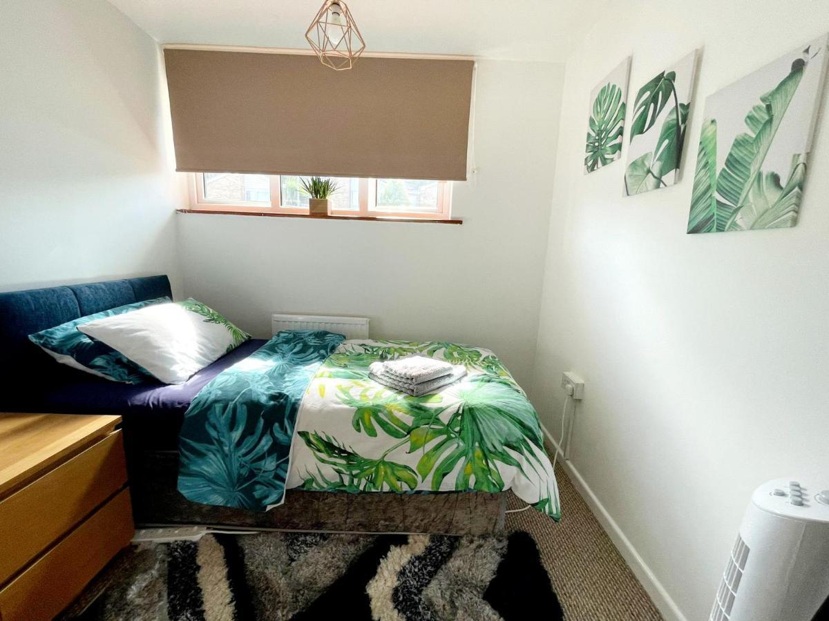 Appartement 5Min Drive To Luton Airport, 2 Train Stations & Motorway - Free Parking - Late Check Out 11Am - Quiet & Peaceful Location With A Relaxing Garden - Only 25Min Drive To North London - Free Wifi Extérieur photo