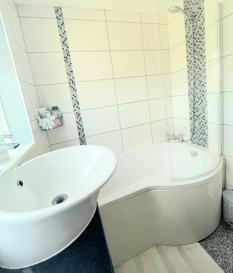 Appartement 5Min Drive To Luton Airport, 2 Train Stations & Motorway - Free Parking - Late Check Out 11Am - Quiet & Peaceful Location With A Relaxing Garden - Only 25Min Drive To North London - Free Wifi Extérieur photo